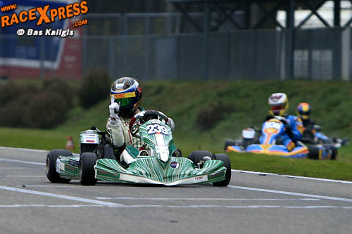Lorenzo van Riet wint race 2